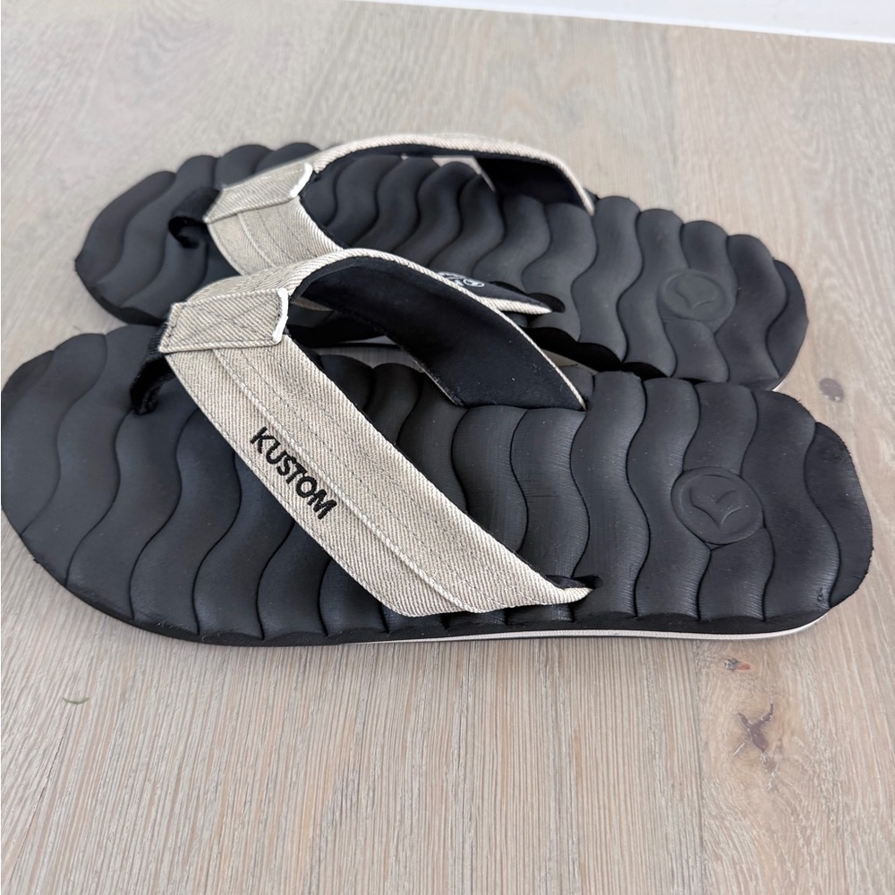 Kustom Beige and Black Flip Flops Sandals Hummer III Thongs size 9 - Picture 4 of 5